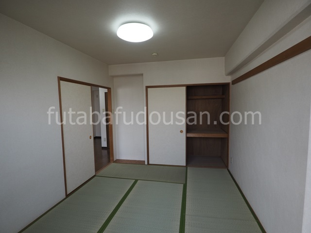 白が基調の室内