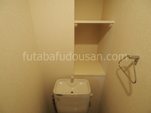 トイレには棚もあり