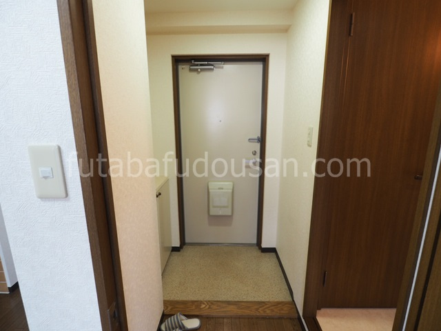 室内から玄関方面