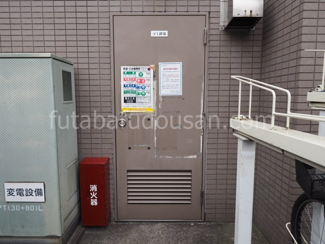 ゴミ置き場入口