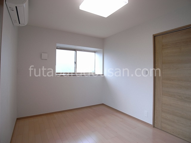 白が基調の室内