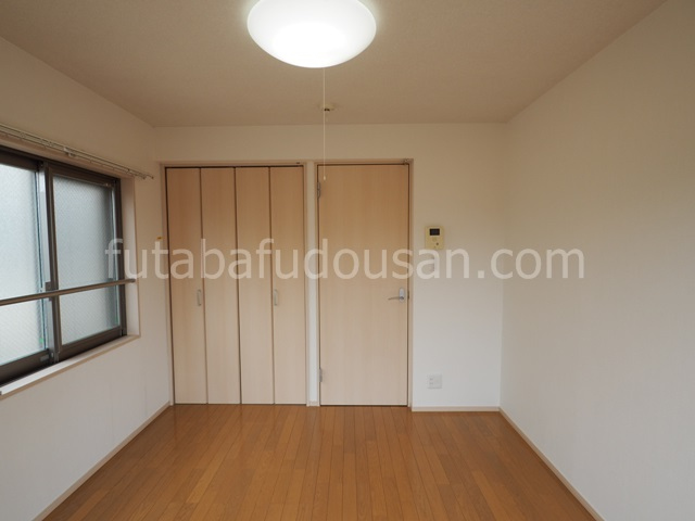 白が基調の室内