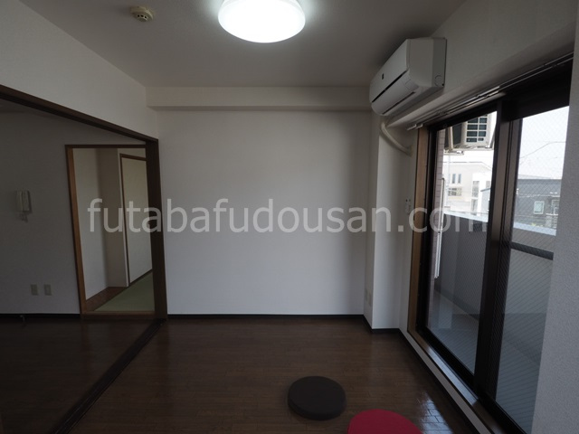 白が基調の室内