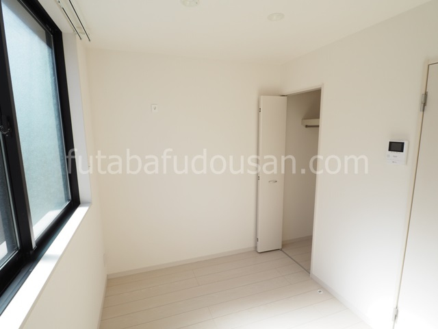 白が基調の室内