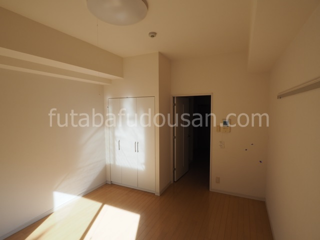 白が基調の室内