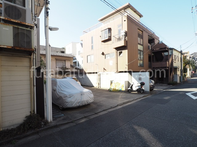 ヴァーチャス赤坂77内駐車場